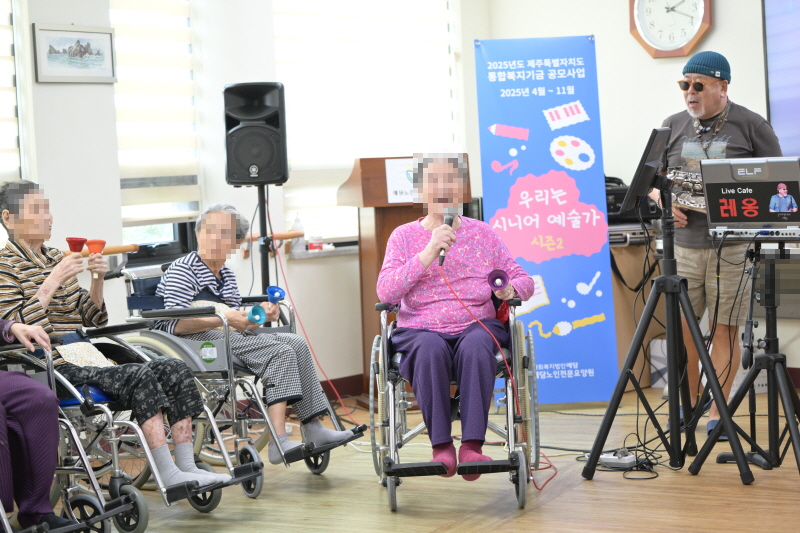 어르신들이 핸드벨 연주하는 모습