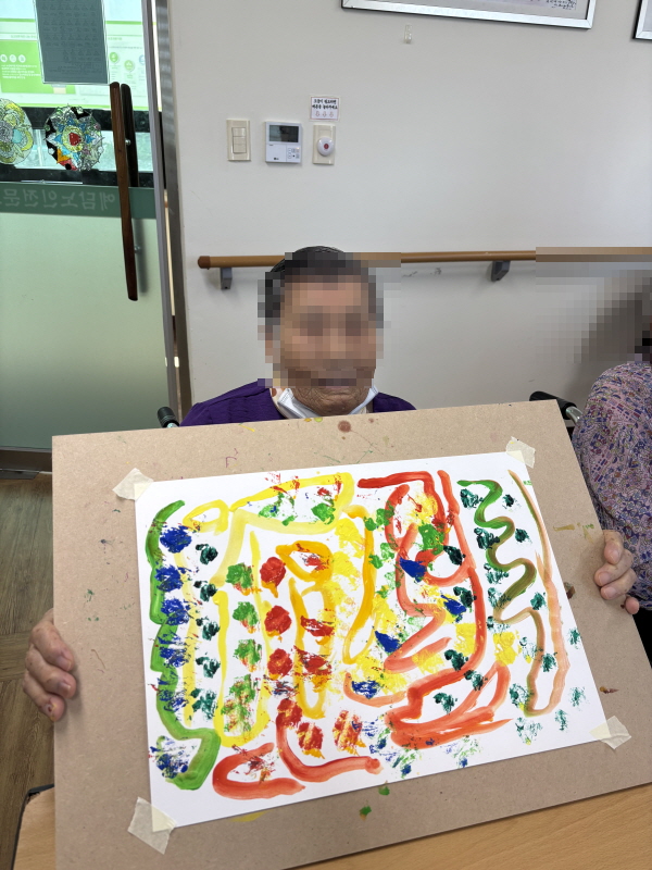 어르신들이 아크릴 물감 사용하여 그리기 활동하는 모습