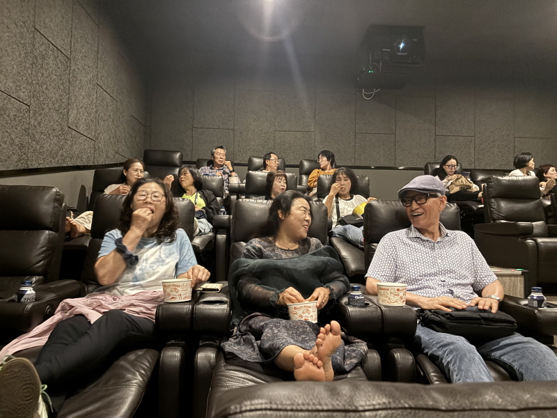 직원들이 함께 영화 관람하는 모습