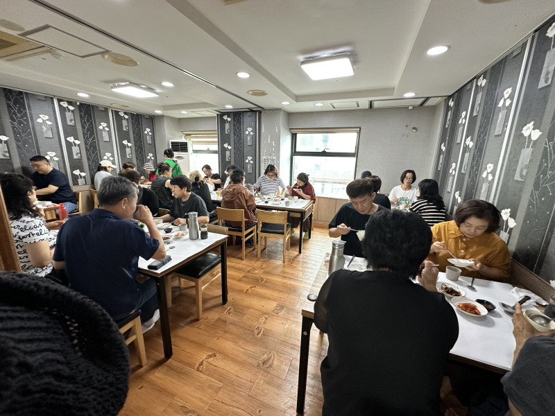직원들 함께 점심식사하는 모습