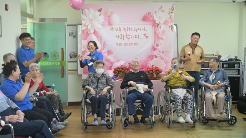 어르신들 음악활동하는 모습