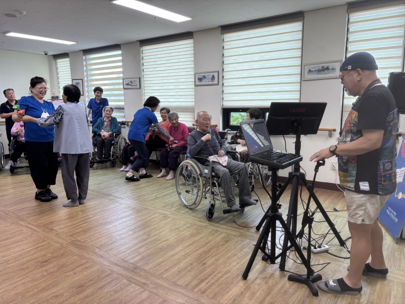 어르신들 노래부르며 춤추시는 모습