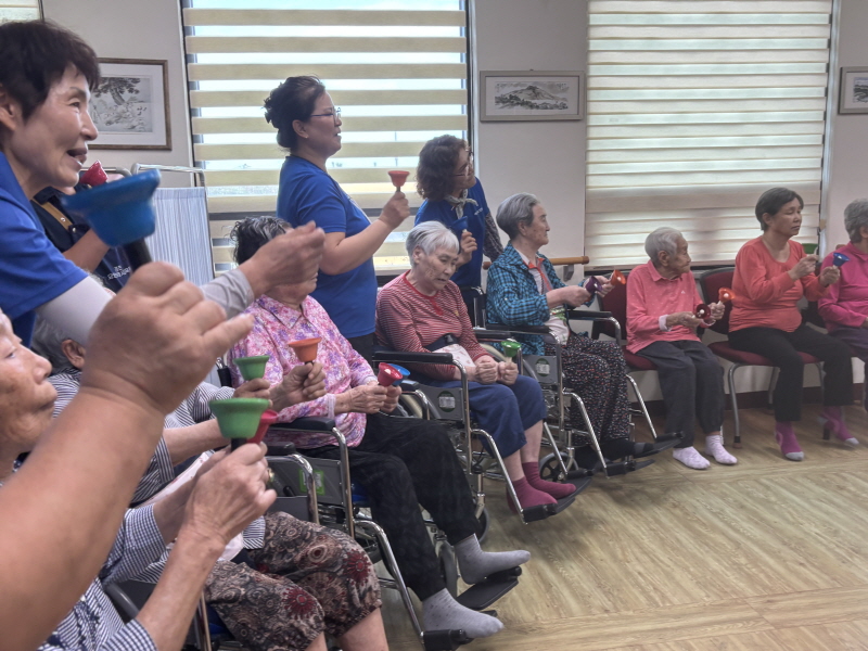 어르신들 핸드벨 연주하는 모습