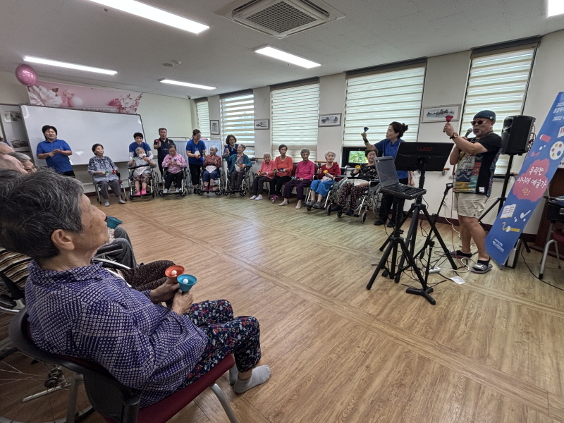 어르신들 핸드벨 연주하는 모습