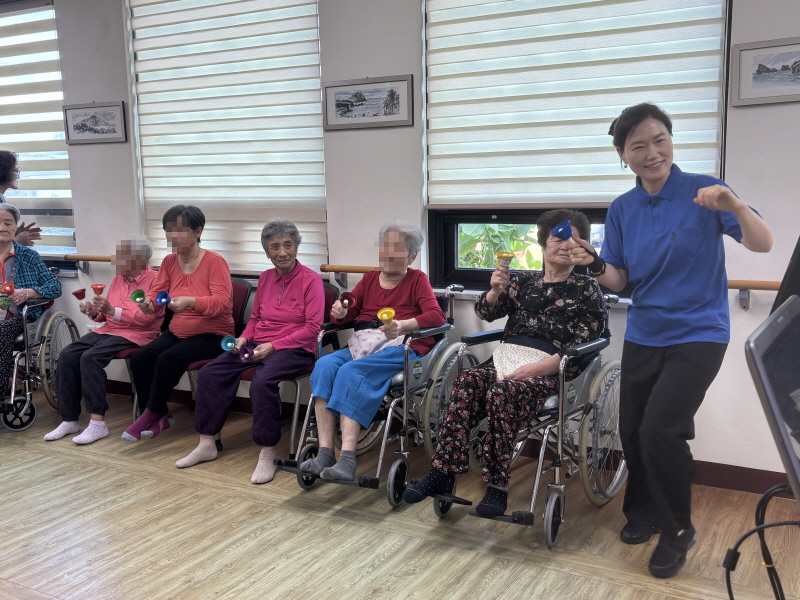 어르신들 핸드벨 연주하는 모습