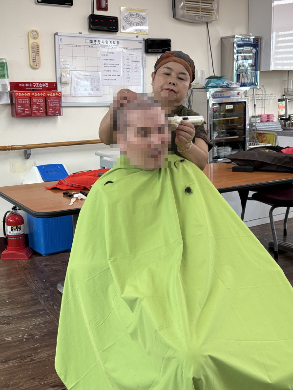 어르신들 이미용서비스 받는 모습