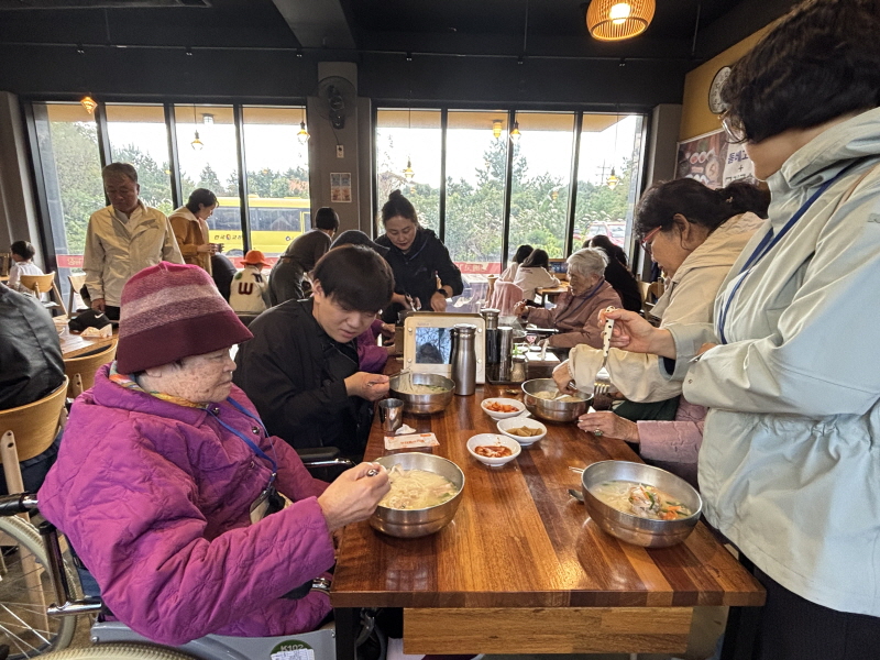 어르신들 고기국수 드시는 모습