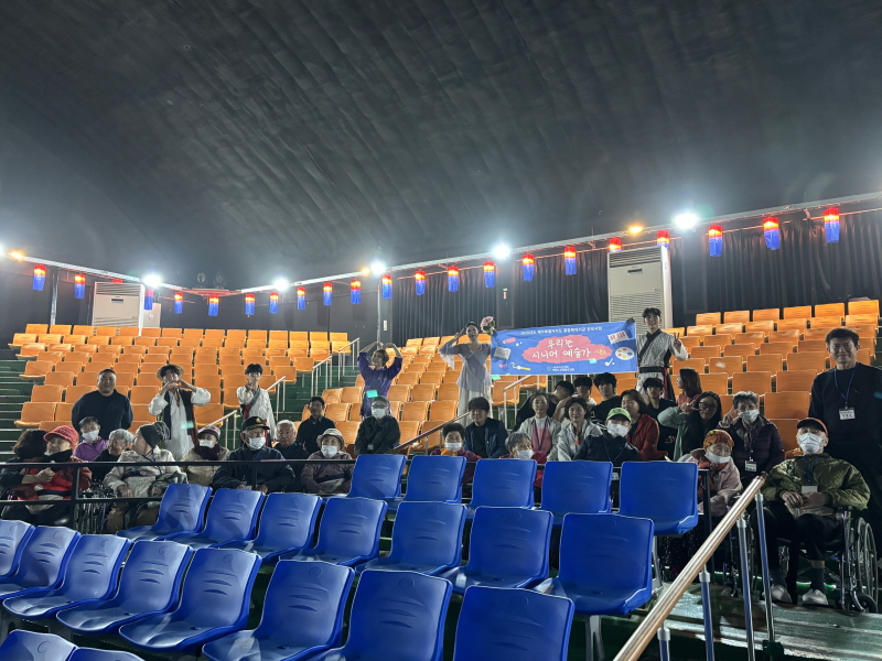 더케이쇼 공연 관람하는 사진