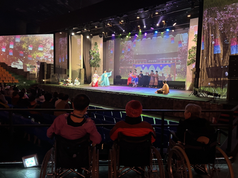 더케이쇼 공연 관람하는 사진