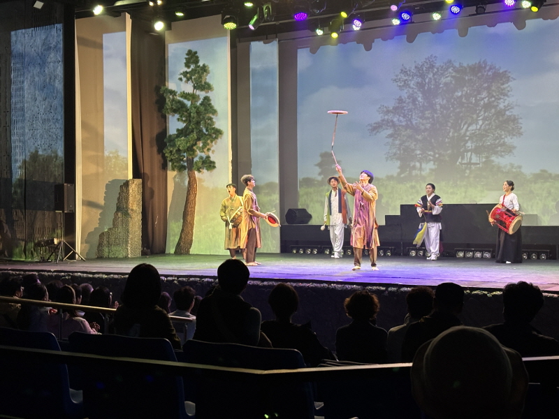 더케이쇼 공연 관람하는 사진