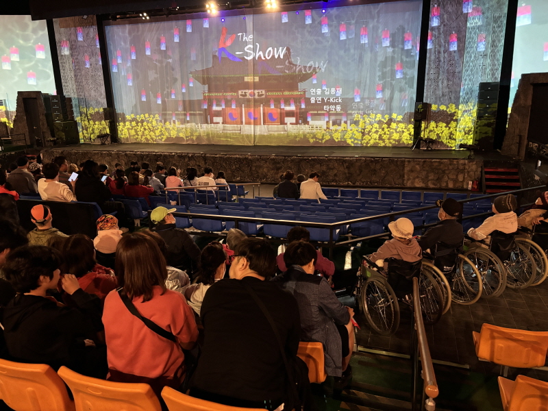 더케이쇼 공연 관람하는 사진