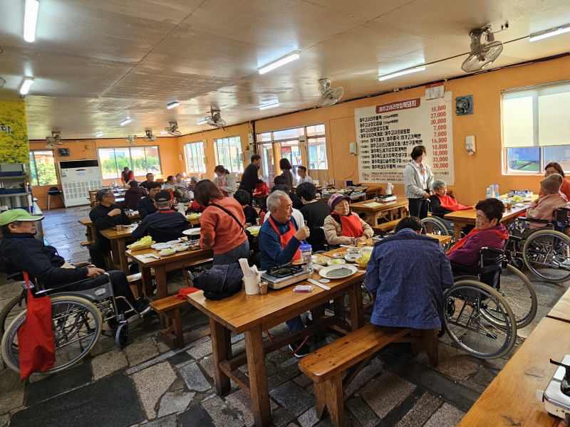 어르신들과 외부식당에서 식사하는 사진