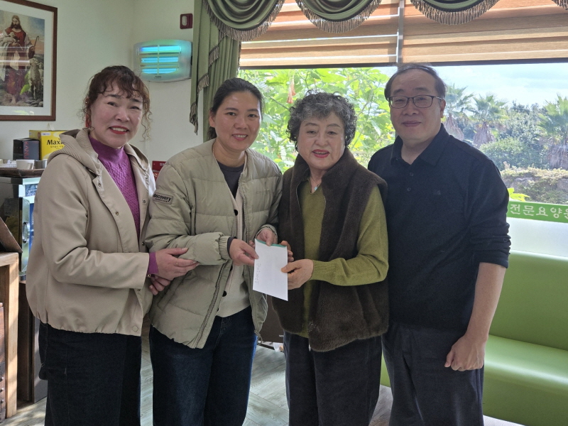 제주관광대학교 탐모라봉사대에서 예담노인전문요양원에 후원금 전달하는 모습