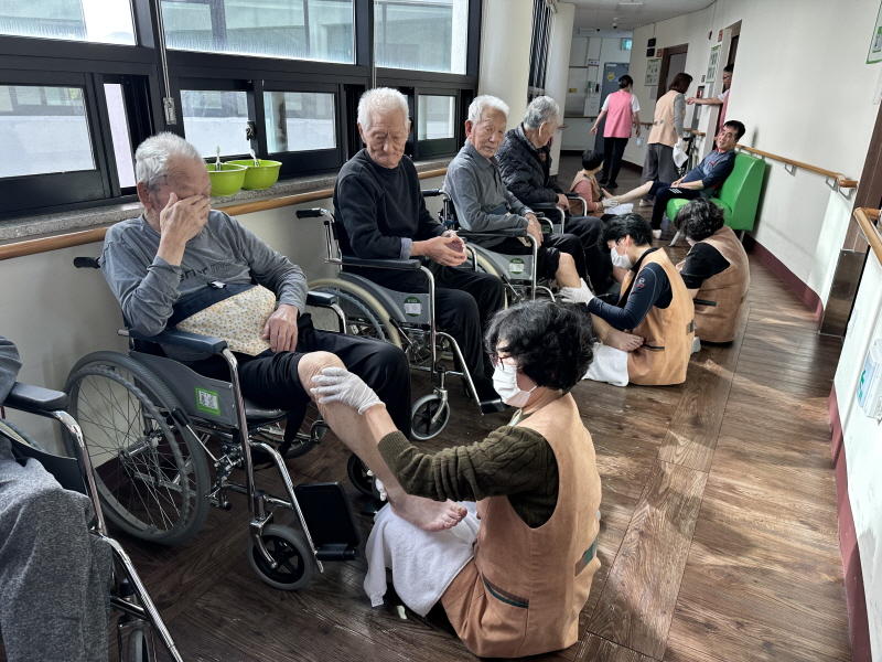 어르신들 발마사지 받는 모습