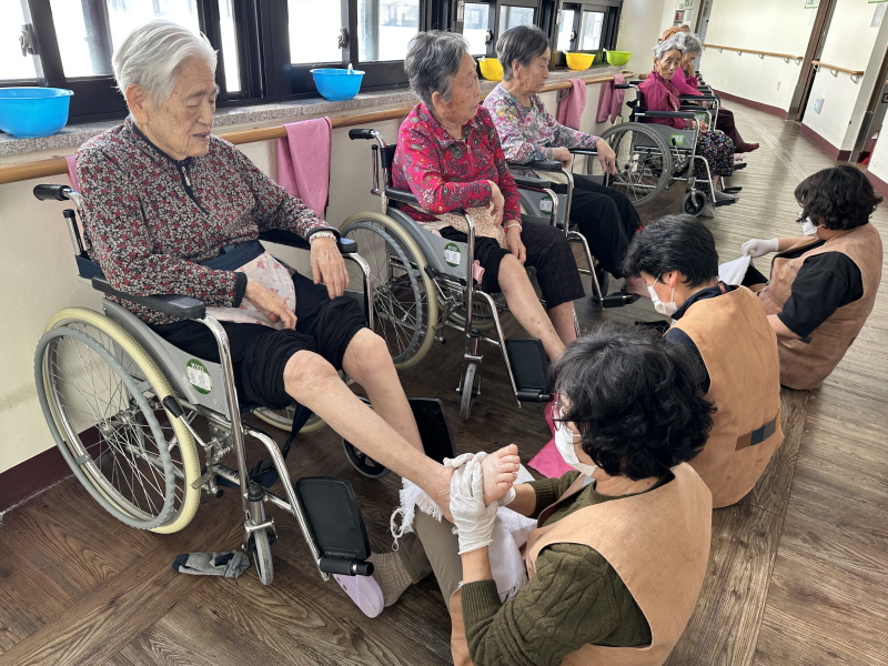 어르신들 발마사지 받는 모습