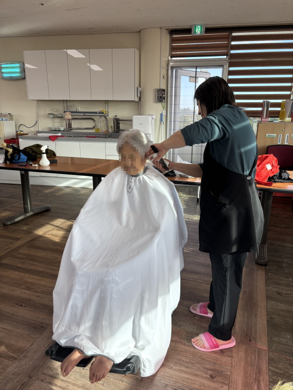 어르신들 이미용서비스받는 모습