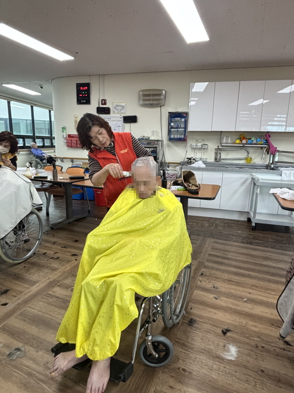 어르신들 이미용서비스받는 모습