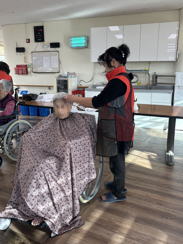 어르신들 이미용서비스받는 모습