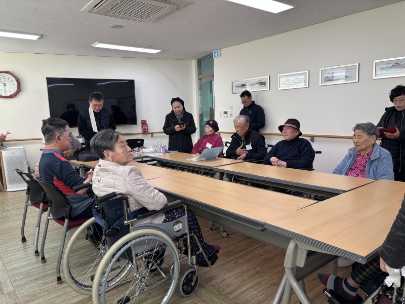 어르신들 미사드리는 모습