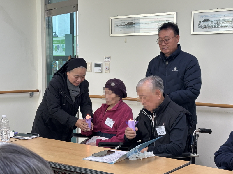 어르신들 미사드리는 모습