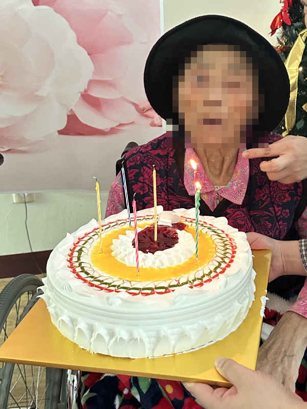 어르신들 생신잔치하는 모습