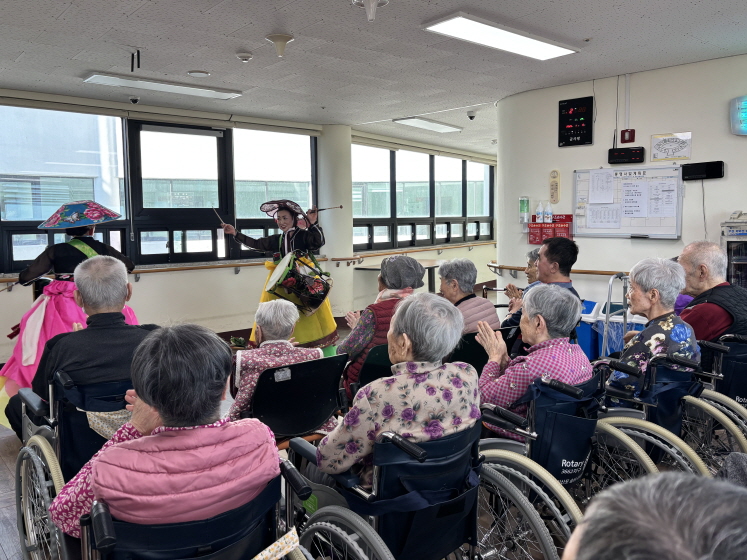 어우동 공연하는 모습