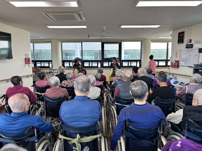 어우동 공연하는 모습