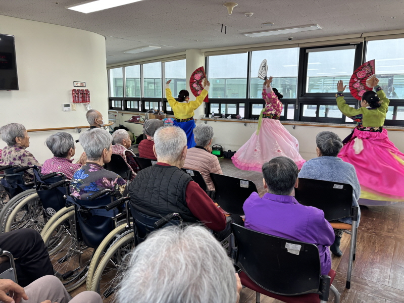 부채춤 공연하는 모습