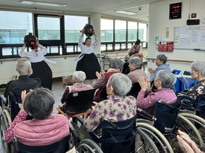 물허벅놀이 공연하는 모습