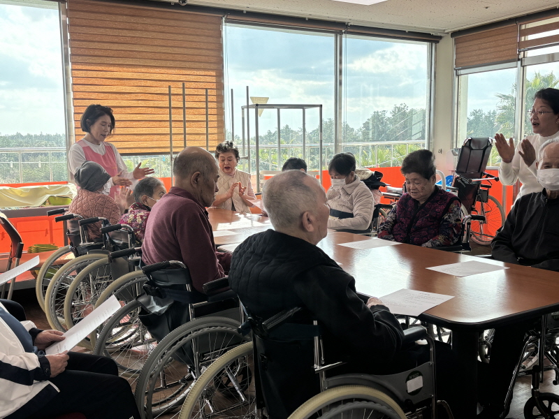 어르신들 예배드리는 모습