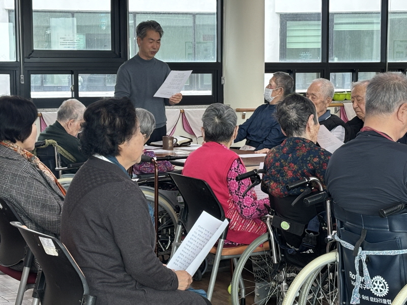 어르신들 예배드리는 모습