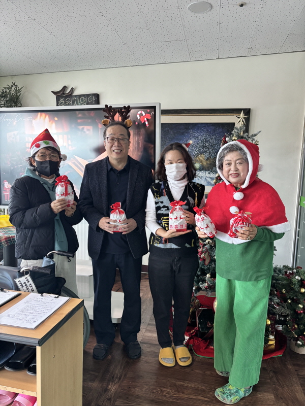 어르신들에게 크리스마스 선물 나눠드리는 모습