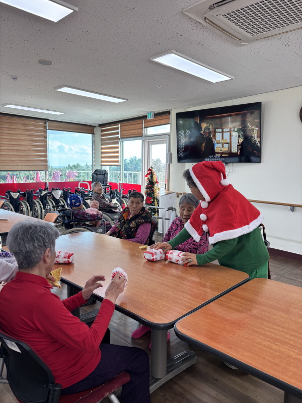어르신들에게 크리스마스 선물 나눠드리는 모습