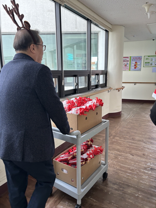 어르신들에게 크리스마스 선물 나눠드리는 모습