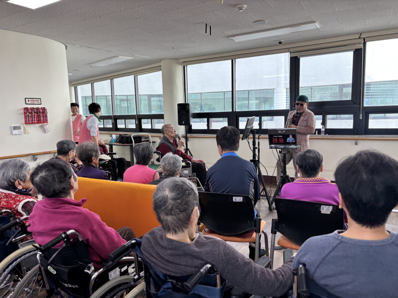 색소폰 공연 보시는 어르신들 모습