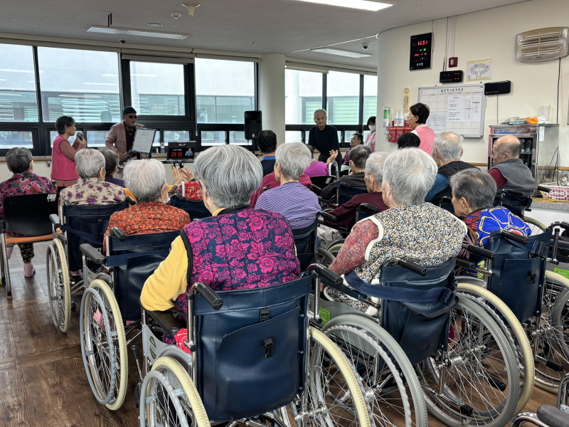 색소폰 공연 보시는 어르신들 모습