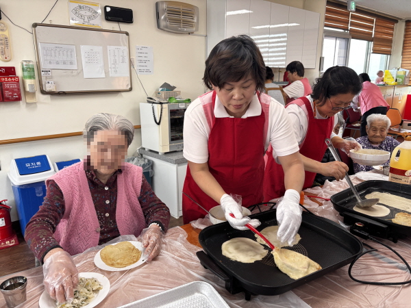 어르신들과 함께 빙떡 만드는 모습