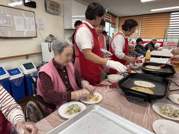 어르신들과 함께 빙떡 만드는 모습