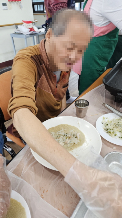 어르신들과 함께 빙떡 만드는 모습
