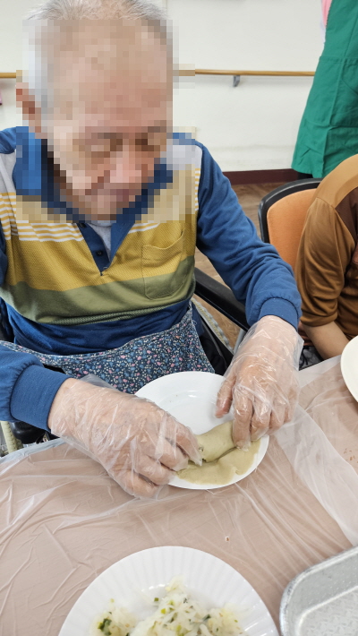 어르신들과 함께 빙떡 만드는 모습