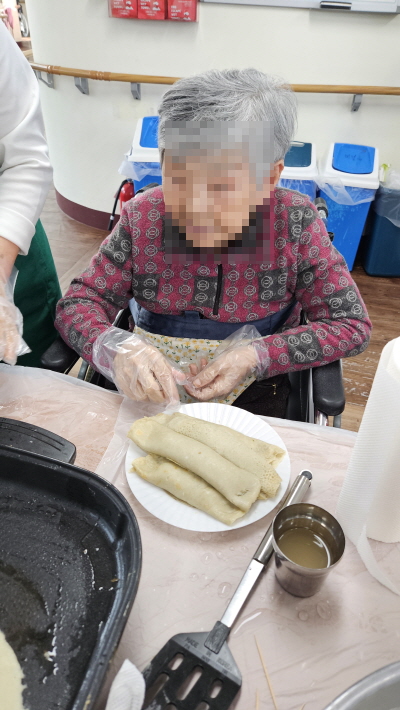 어르신들과 함께 빙떡 만드는 모습