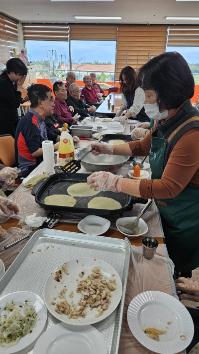 어르신들과 함께 빙떡 만드는 모습