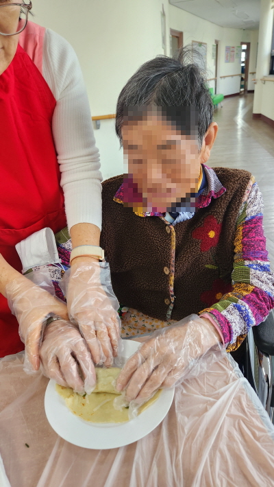 어르신들과 함께 빙떡 만드는 모습