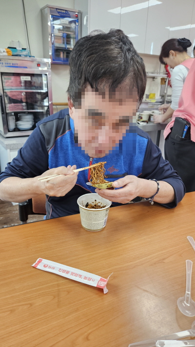 짜장컵라면 드시는 어르신 모습