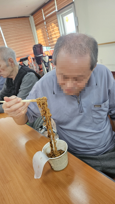 짜장컵라면 드시는 어르신 모습