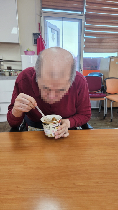 짜장컵라면 드시는 어르신 모습
