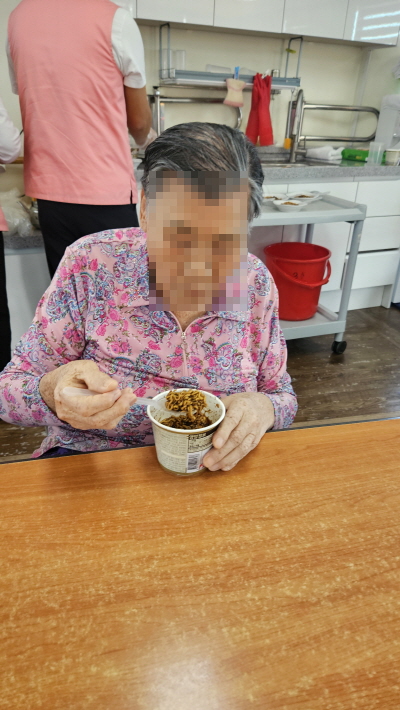 짜장컵라면 드시는 어르신 모습