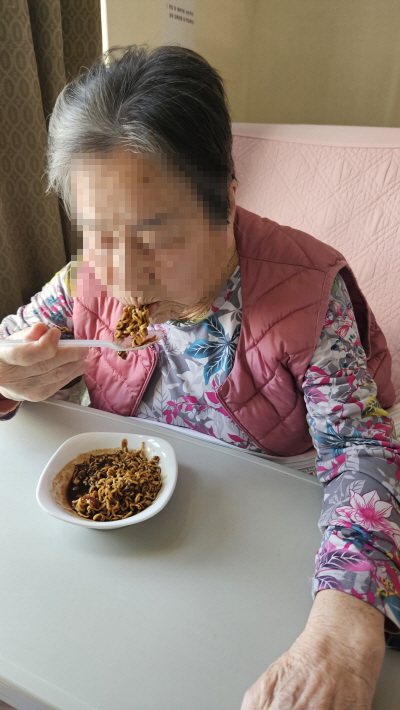 짜장컵라면 드시는 어르신 모습