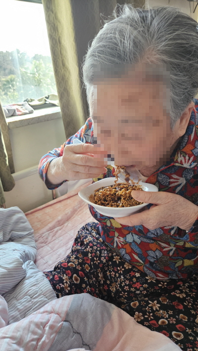 짜장컵라면 드시는 어르신 모습