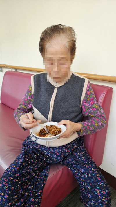 짜장컵라면 드시는 어르신 모습